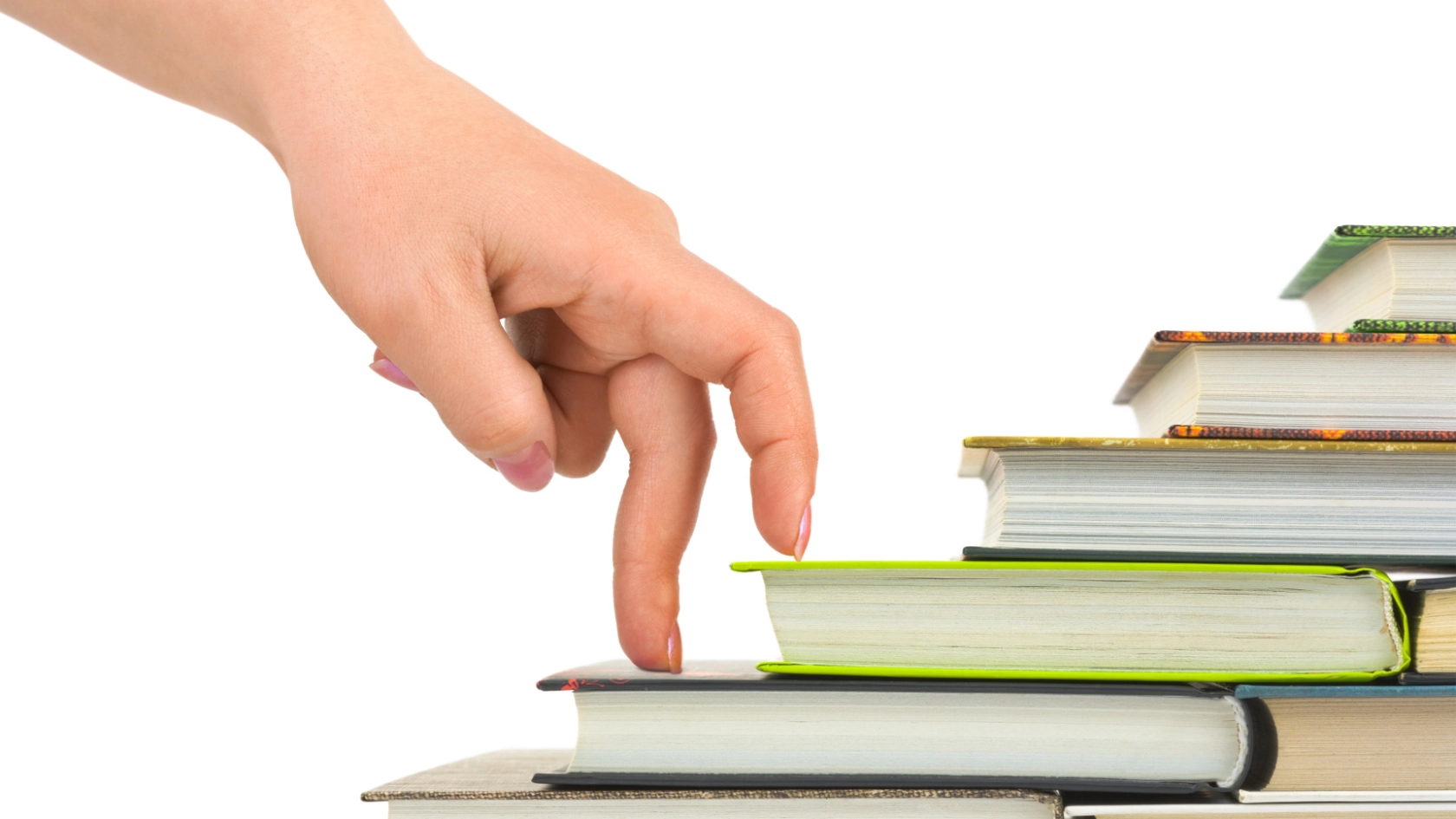 Eine Hand steigt eine Treppe aus Büchern hinauf. Symbolbild zum Thema 'Weiterbildung'. Erschienen in metallzeitung 12/2013.