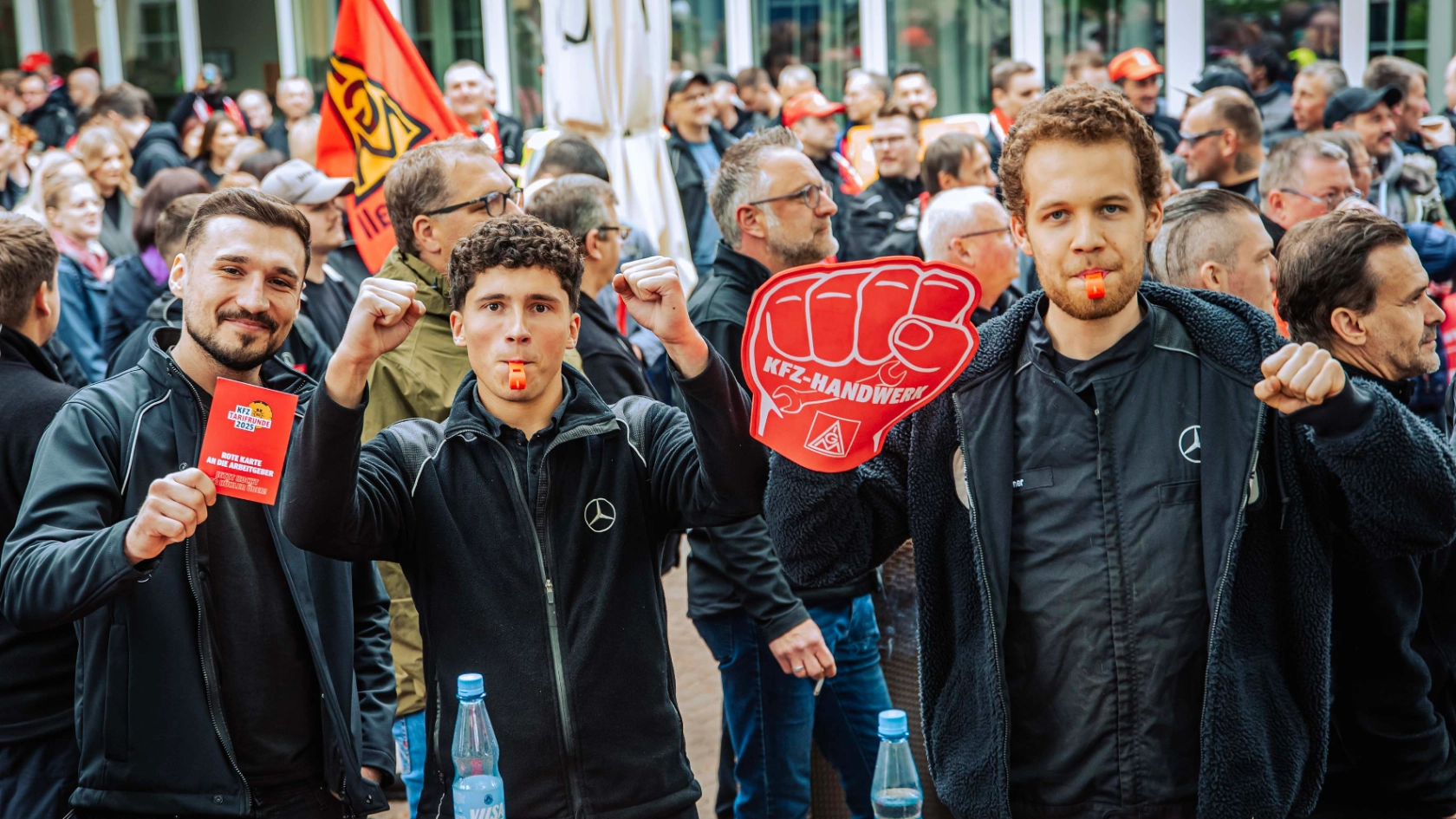 Dritte Verhandlung im KFZ-Gewerbe gestartet: 800 Beschäftigte zeigen Arbeitgeber rote Karte!