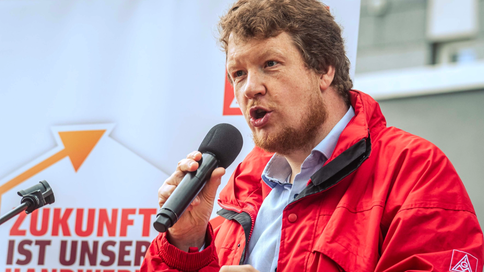 Dritte Verhandlung im KFZ-Gewerbe gestartet: 800 Beschäftigte zeigen Arbeitgeber rote Karte!