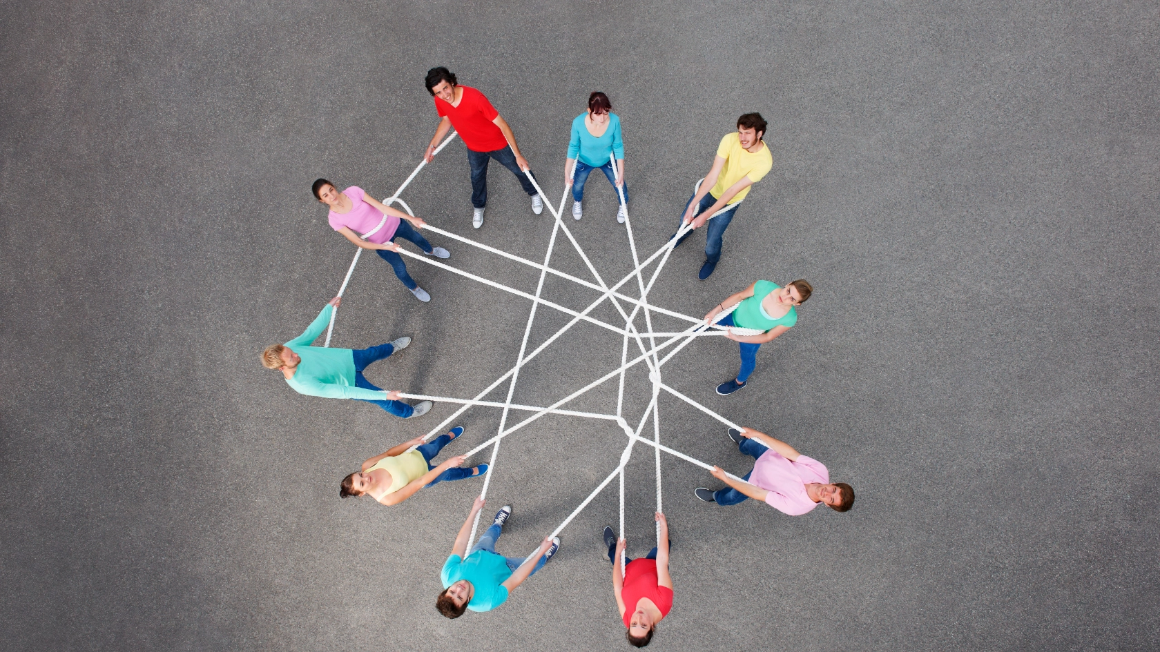 Eine Hand steigt eine Treppe aus Büchern hinauf. Symbolbild zum Thema 'Weiterbildung'. Erschienen in metallzeitung 12/2013.