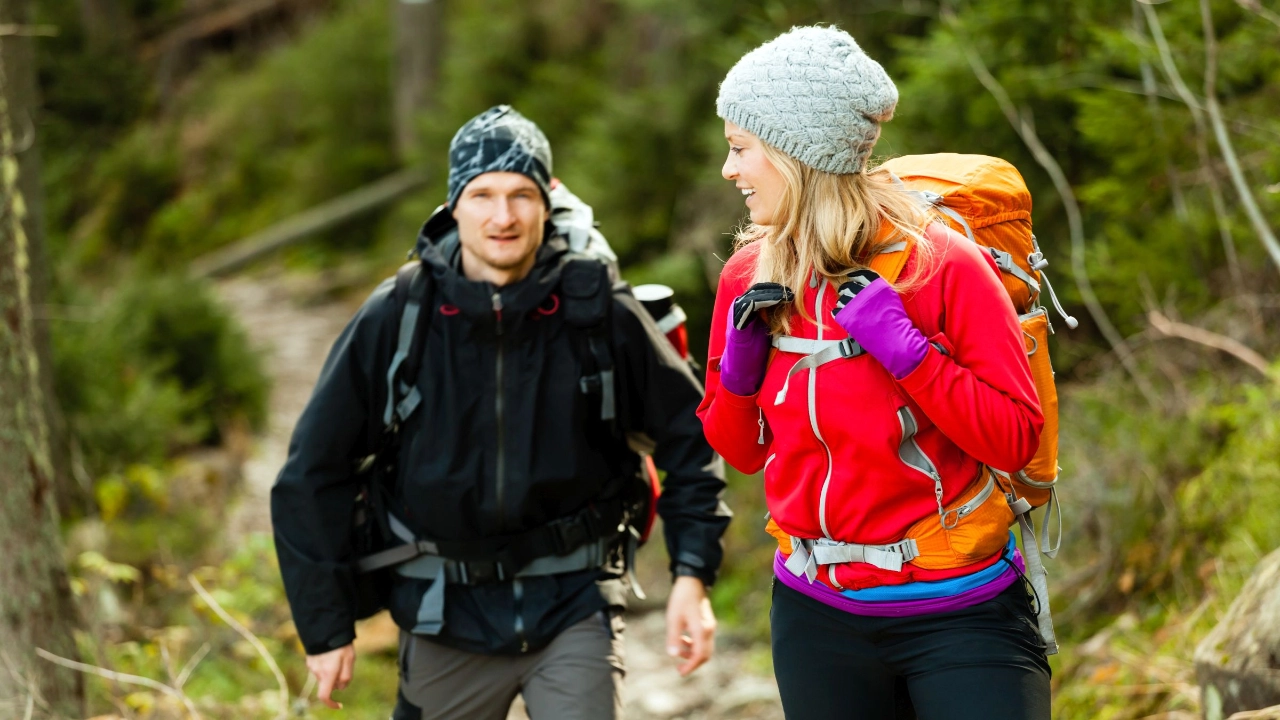Paar beim gemeinsamen Wandern in der Natur
