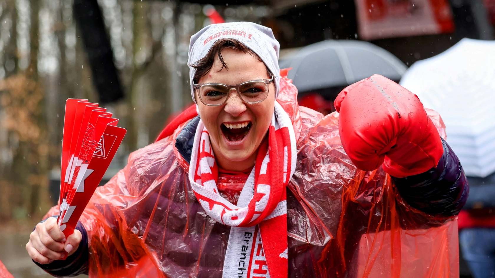 Beschäftigte während einem Warnstreik in der Textil-Tarifrunde West 2023