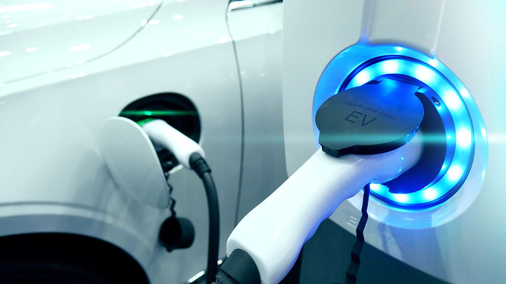 Ein Elektroauto parkt an einer Ladestation