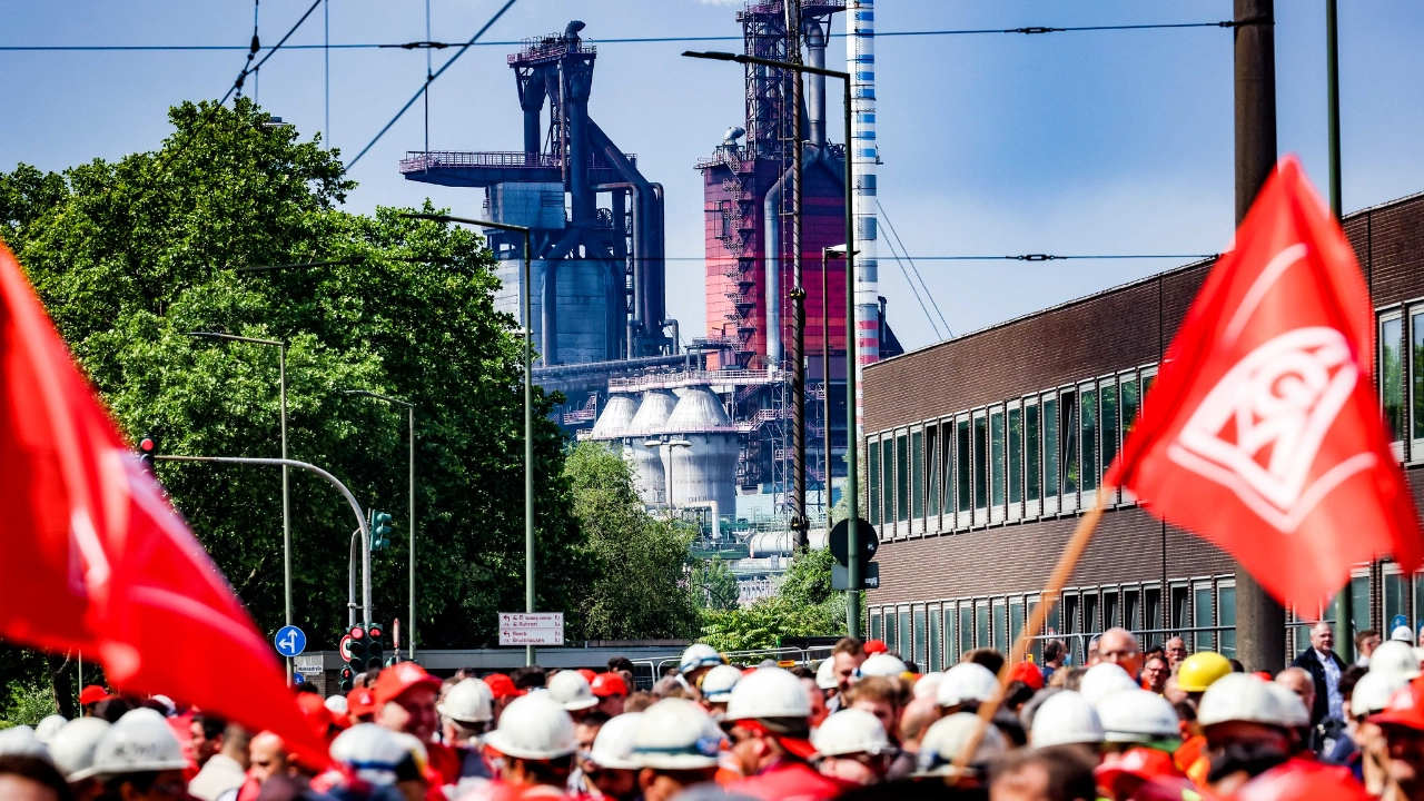 IG Metall-Fahnen vor Hochofenkulisse