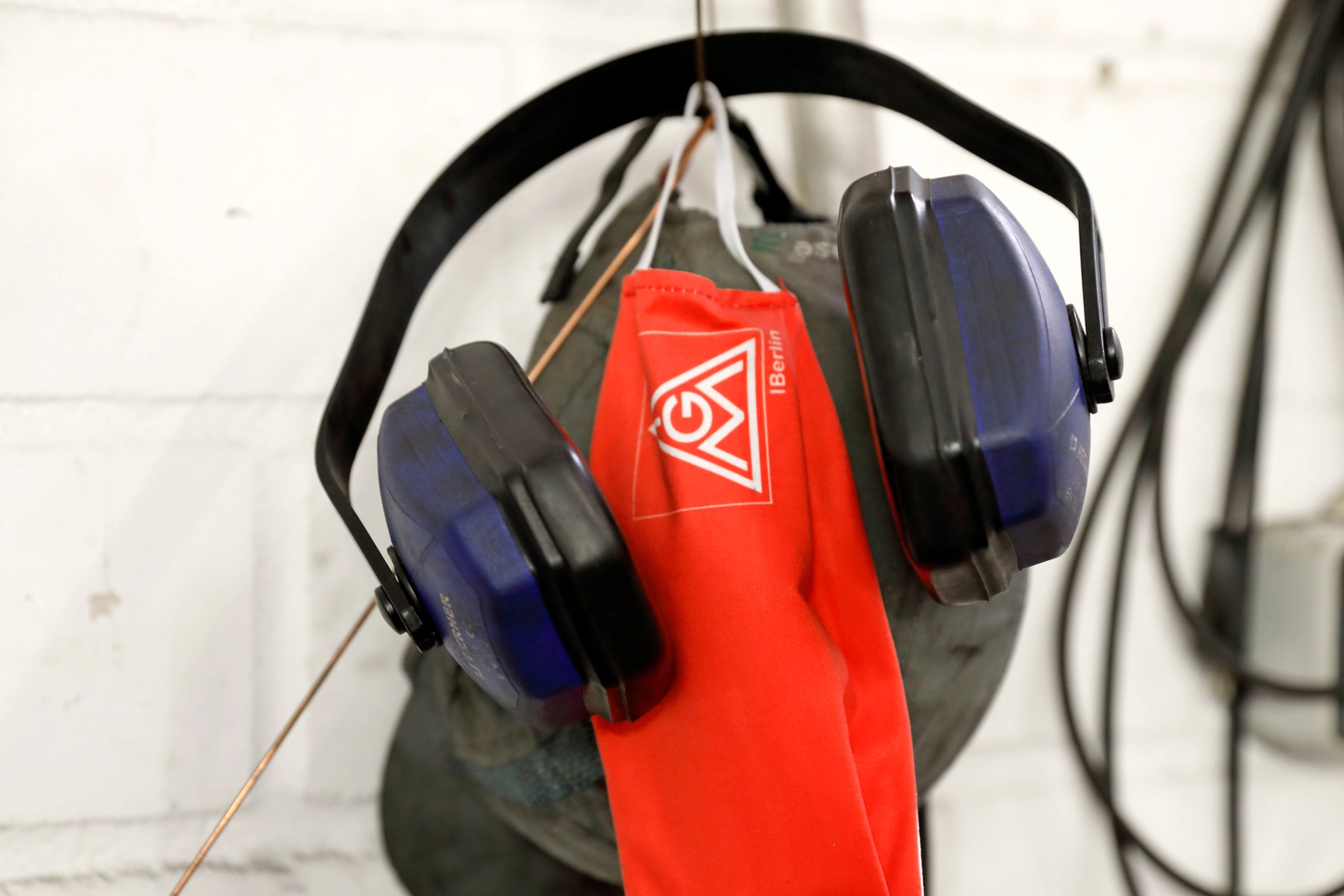 Ein IG Metall Gehörschutz hängt in der PSA Stellantis Peugeot Werkstatt in Berlin