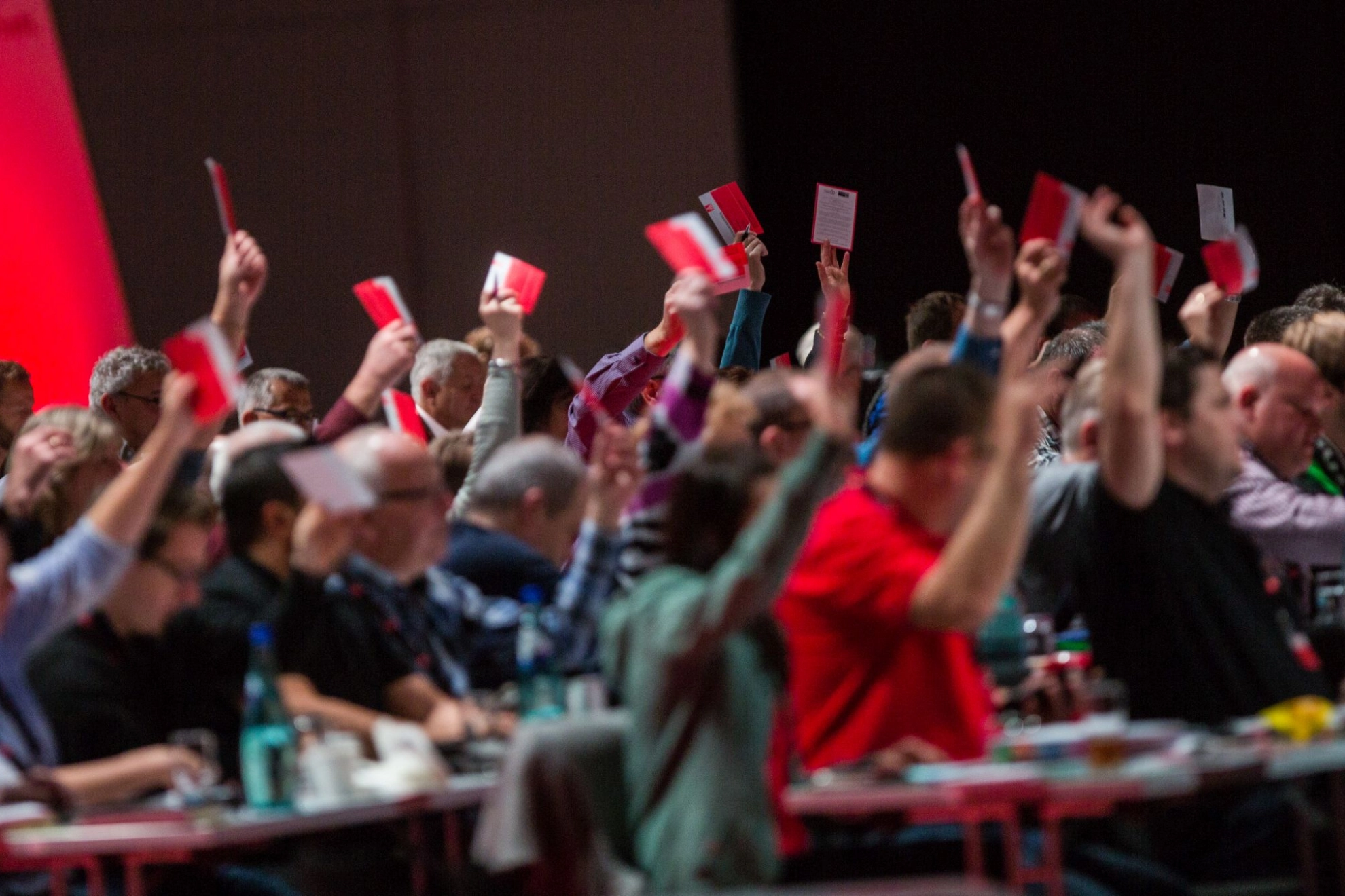 Delegierte auf dem Gewerkschaftstag 2015 der IG Metall bei einer Abstimmung