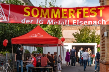  Feiern, Helfen, Zeichen setzen