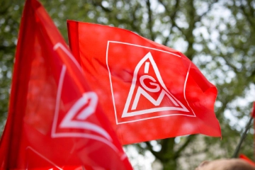 IG Metall und Betriebsrat im direkten Austausch mit der Belegschaft