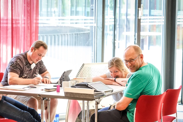 Gruppenarbeit bei einem Seminar.