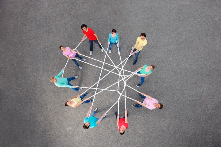 Eine Hand steigt eine Treppe aus Büchern hinauf. Symbolbild zum Thema 'Weiterbildung'. Erschienen in metallzeitung 12/2013.