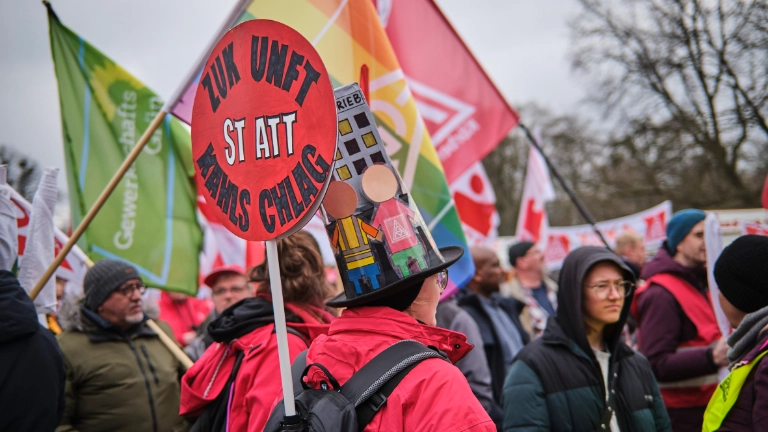 Rund 9.000 Gewerkschafterinnen und Gewerkschafter zeigen in Hannover Flagge für Industriearbeitsplätze und gegen Kahlschlag – Deutschland muss Industrieland bleiben!