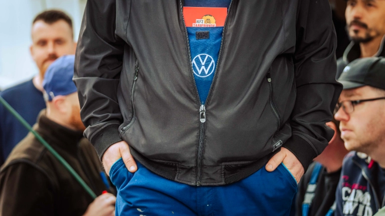 Dritte Verhandlung im KFZ-Gewerbe gestartet: 800 Beschäftigte zeigen Arbeitgeber rote Karte!