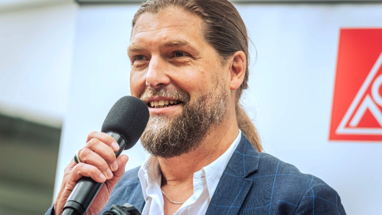 Dritte Verhandlung im KFZ-Gewerbe gestartet: 800 Beschäftigte zeigen Arbeitgeber rote Karte!