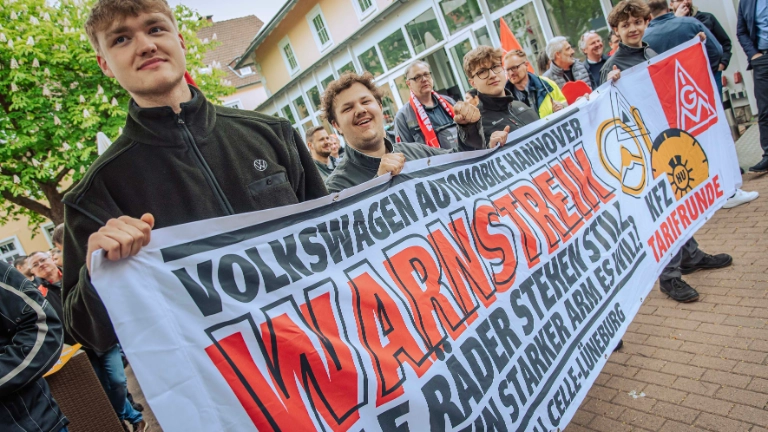 Dritte Verhandlung im KFZ-Gewerbe gestartet: 800 Beschäftigte zeigen Arbeitgeber rote Karte!