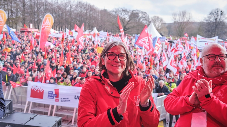 Rund 9.000 Gewerkschafterinnen und Gewerkschafter zeigen in Hannover Flagge für Industriearbeitsplätze und gegen Kahlschlag – Deutschland muss Industrieland bleiben!