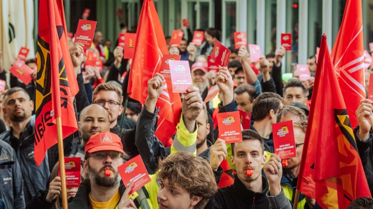 Dritte Verhandlung im KFZ-Gewerbe gestartet: 800 Beschäftigte zeigen Arbeitgeber rote Karte!