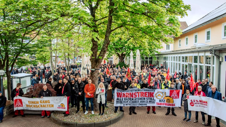 Dritte Verhandlung im KFZ-Gewerbe gestartet: 800 Beschäftigte zeigen Arbeitgeber rote Karte!
