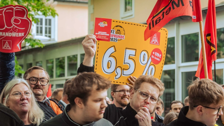 Dritte Verhandlung im KFZ-Gewerbe gestartet: 800 Beschäftigte zeigen Arbeitgeber rote Karte!