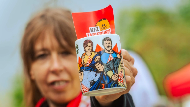 Dritte Verhandlung im KFZ-Gewerbe gestartet: 800 Beschäftigte zeigen Arbeitgeber rote Karte!