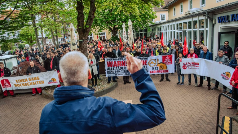 Dritte Verhandlung im KFZ-Gewerbe gestartet: 800 Beschäftigte zeigen Arbeitgeber rote Karte!