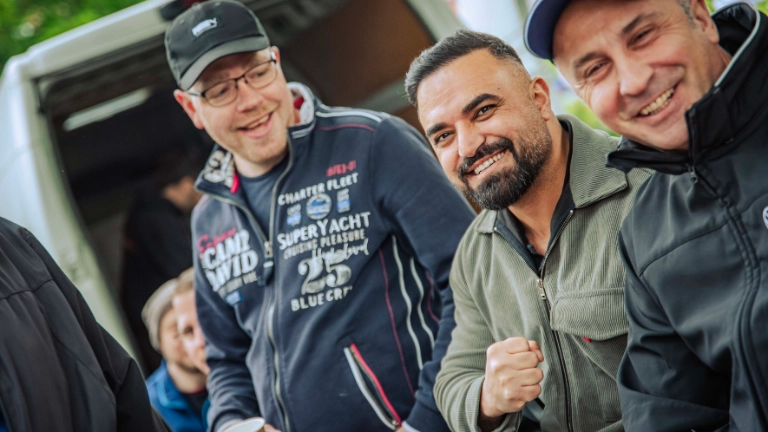 Dritte Verhandlung im KFZ-Gewerbe gestartet: 800 Beschäftigte zeigen Arbeitgeber rote Karte!