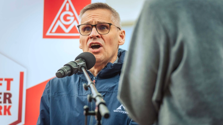 Dritte Verhandlung im KFZ-Gewerbe gestartet: 800 Beschäftigte zeigen Arbeitgeber rote Karte!